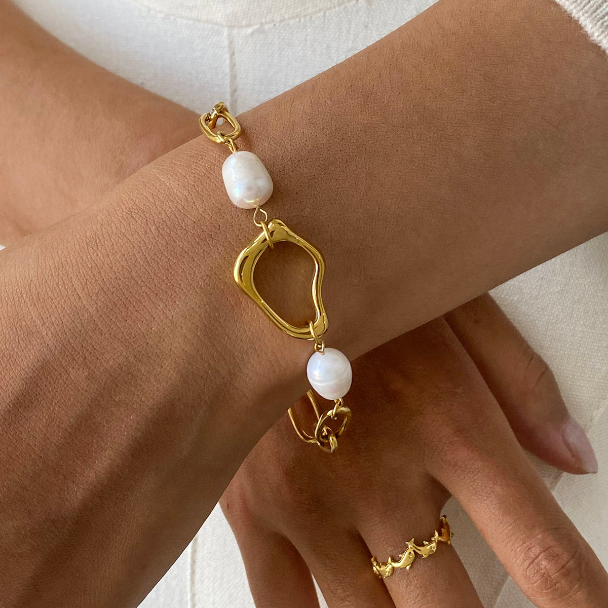 18k Gold plated bracelet with white pearls and assymetrical circles