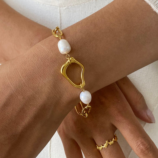 18k Gold plated bracelet with white pearls and assymetrical circles
