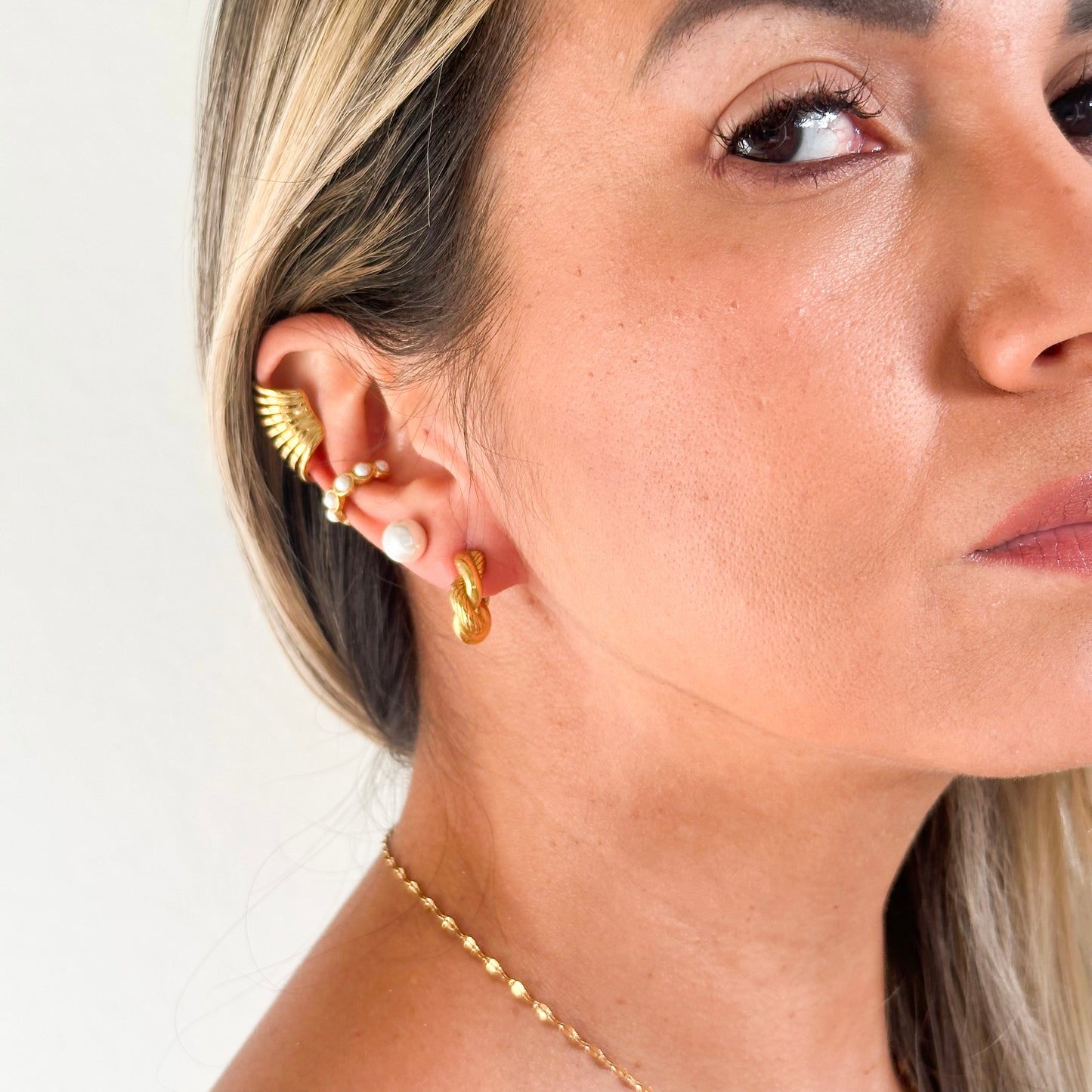 Helena Twist Hoop